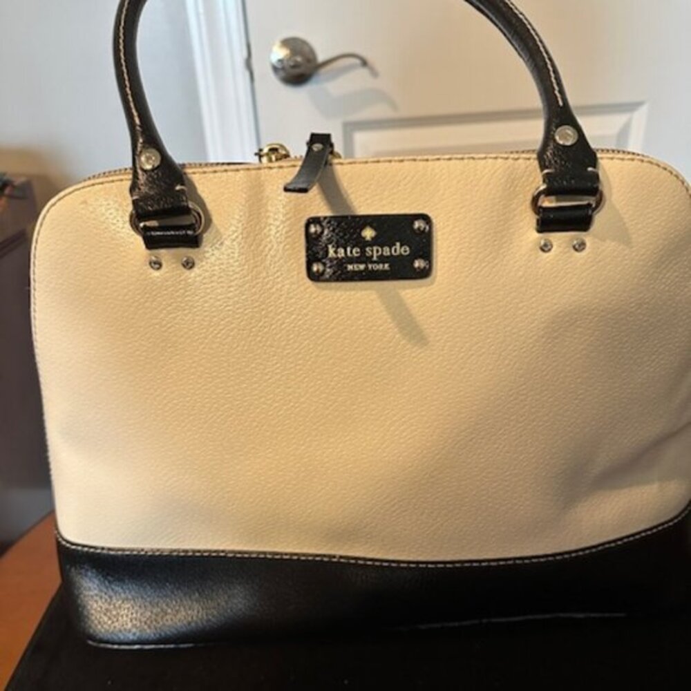 KATE SPADE LEATHER DOME SHAPED TWO-TONE CREAM PURSE.